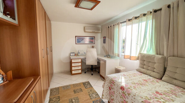 imagem da primeira suite da casa duplex à venda no Maramar no Recreio dos Bandeirantes