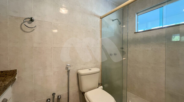 imagem do banheiro da suíte da casa duplex à venda no Maramar no Recreio dos Bandeirantes