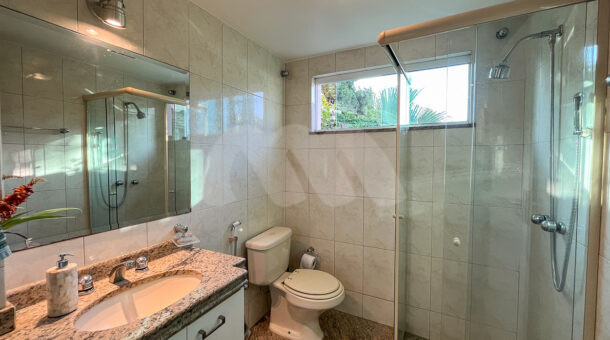 imagem do banheiro da casa duplex à venda no Maramar no Recreio dos Bandeirantes