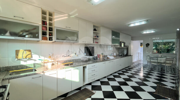 imagem da cozinha da casa duplex à venda no Maramar no Recreio dos Bandeirantes