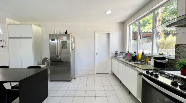 Imagem de cozinha planejada da casa duplex à venda no condomínio quintas do rio na barra da tijuca