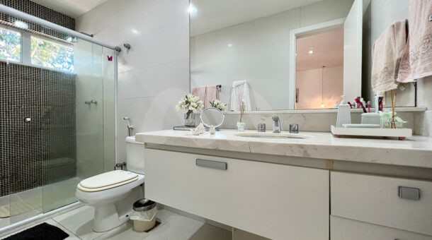 Imagem de banheiro de suite da casa duplex à venda no condomínio quintas do rio na barra da tijuca