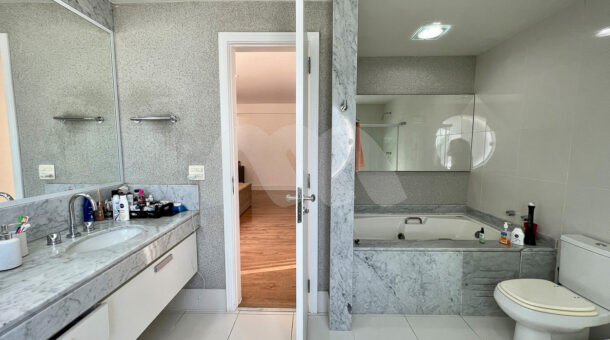 Imagem de banheiro com hidromassagem da casa duplex à venda no condomínio quintas do rio na barra da tijuca
