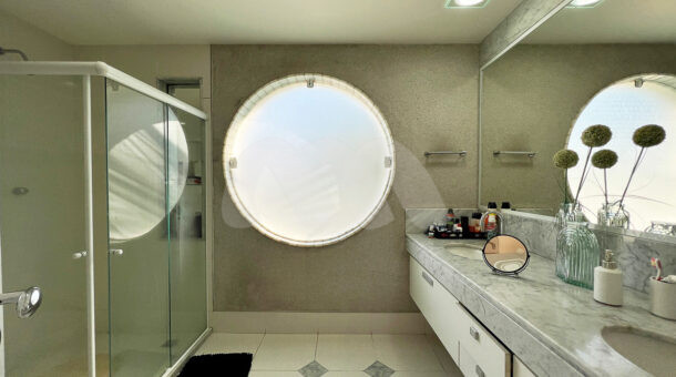Imagem de banheiro de suite com bancada dupla e box da casa duplex à venda no condomínio quintas do rio na barra da tijuca