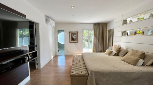 Imagem de suite master com cama queen da casa duplex à venda no condomínio quintas do rio na barra da tijuca