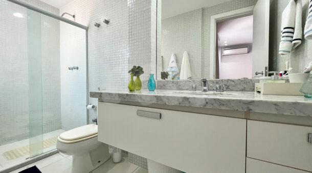 Imagem de banheiro de suite da casa duplex à venda no condomínio quintas do rio na barra da tijuca