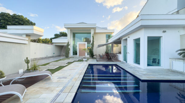 imagem da área externa com piscina da casa triplex à venda no Ministro de Lafayette de Andrada na Barra da Tijuca