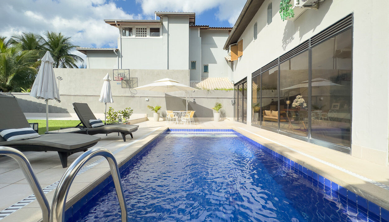imagem da área externa com piscina da casa duplex no Santa Mônica Residências à venda na Barra da Tijuca