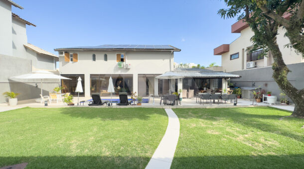 imagem da área externa com piscina e quintal gramado da casa duplex no Santa Mônica Residências à venda na Barra da Tijuca