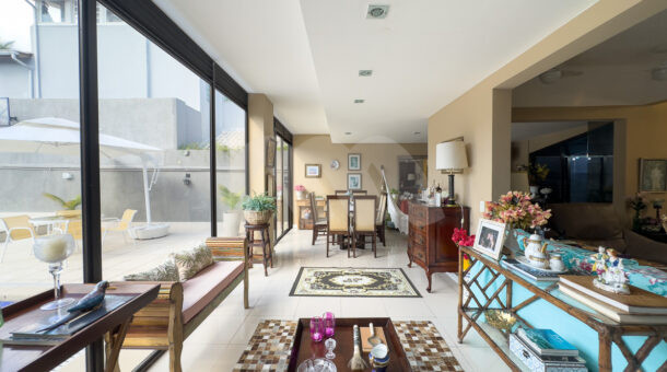 imagem da sala com dois ambientes da casa duplex no Santa Mônica Residências à venda na Barra da Tijuca