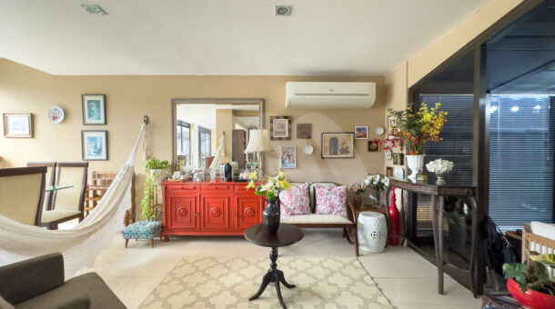 imagem da sala de estar da casa duplex no Santa Mônica Residências à venda na Barra da Tijuca