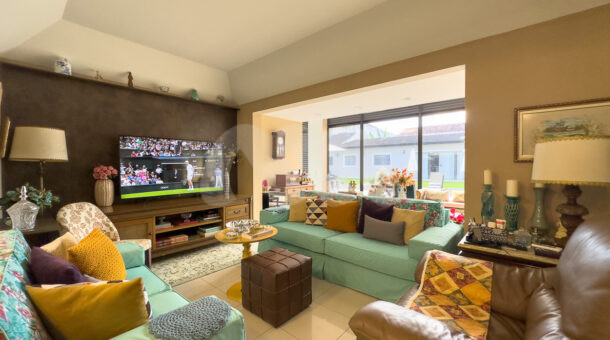 imagem da sala com tv da casa duplex no Santa Mônica Residências à venda na Barra da Tijuca
