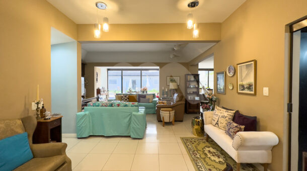 imagem da sala multiambientes da casa duplex no Santa Mônica Residências à venda na Barra da Tijuca