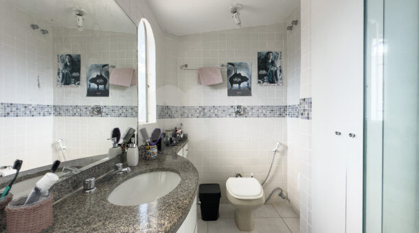 imagem do banheiro da terceira suíte da casa duplex no Santa Mônica Residências à venda na Barra da Tijuca