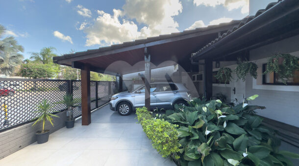 imagem da garagem da casa duplex no Santa Mônica Residências à venda na Barra da Tijuca