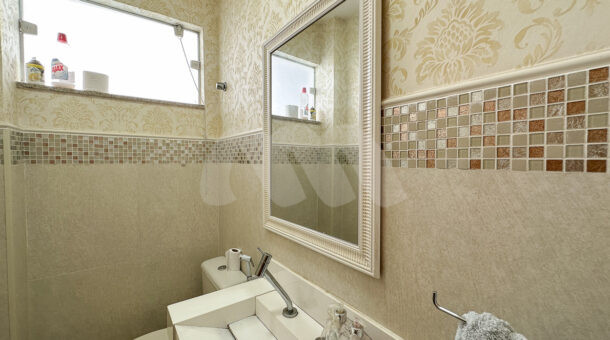 imagem do lavabo da Casa Triplex no Riviera del Sol à venda no Recreio