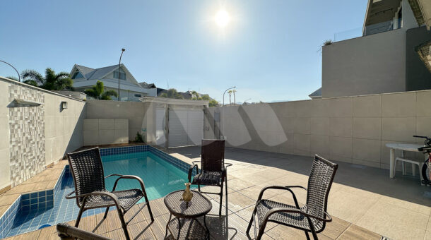 imagem da área externa com piscina da Casa Triplex no Riviera del Sol à venda no Recreio