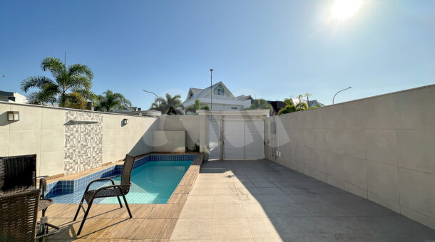 imagem da área externa com piscina da Casa Triplex no Riviera del Sol à venda no Recreio
