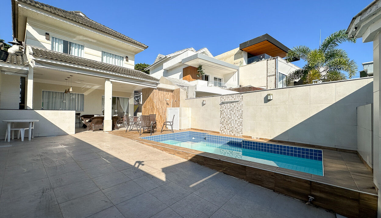 imagem com piscina da Casa Triplex no Riviera del Sol à venda no Recreio