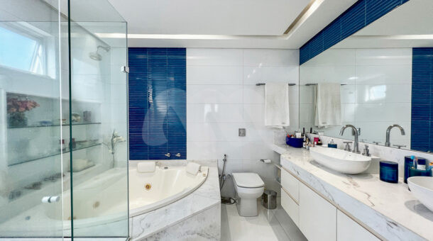 Imagem de banheiro com hidromassagem e cuba dupla da Casa Duplex à venda no Green Place no Recreio