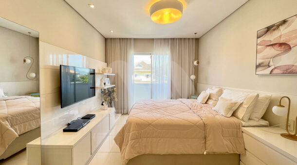 Imagem de quarto com cama de casal e movel planejado da Casa Duplex à venda no Green Place no Recreio