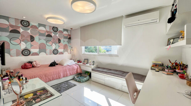 Imagem de quarto com cama de solteiro e banco da Casa Duplex à venda no Green Place no Recreio