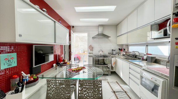 Imagem de cozinha com tv e mesa de vidro da Casa Duplex à venda no Green Place no Recreio