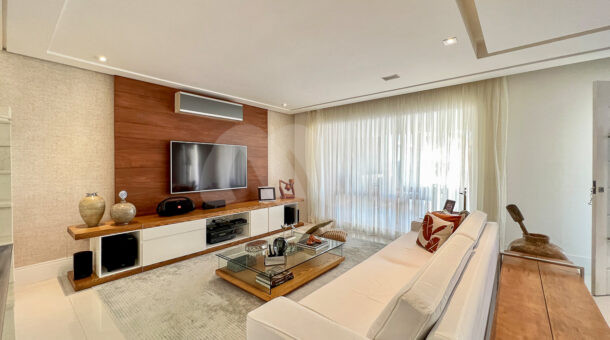 Imagem de sala de tv com sofá e painel de tv da Casa Duplex à venda no Green Place no Recreio