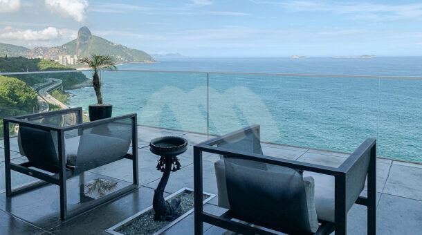 imagem da varanda com vista para o mar da Casa Triplex em Joá à venda na Muller Imóveis