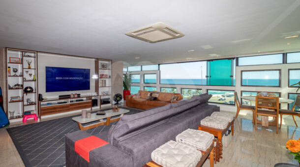 imagem da sala com tv do apartamento no Alfa Quality à venda na Barra da Tijuca