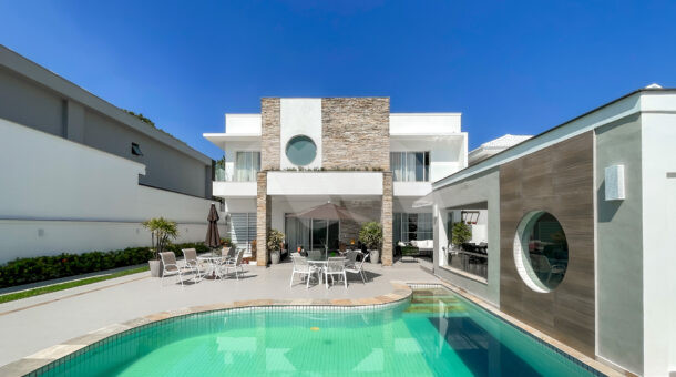 Casa Duplex à venda no condomínio Quintas do Rio, com 4 suítes.