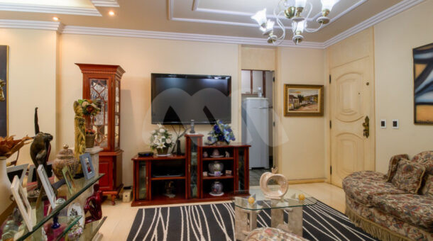 imagem da sala com tv do apartamento à venda na Barra da Tijuca