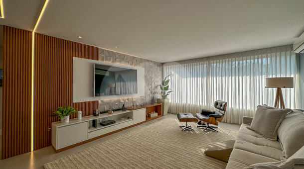 Sala de TV decorada - Casa Duplex no Condomínio Jardins Barra Bonita