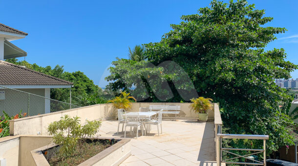 Imagem de amplo terraço com vista em casa duplex a venda no condominio portinhos do massaru