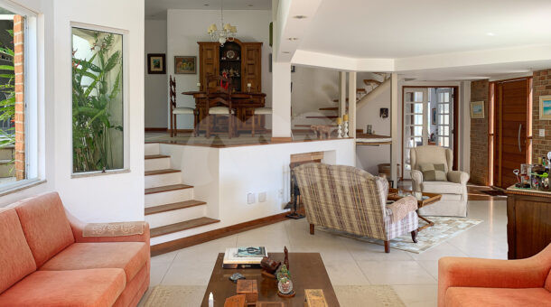 Imagem de sala intima com sofás e mesa de centro em casa duplex a venda