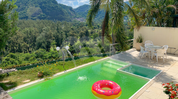Imagem de piscina com hidromassagem de casa duplex a venda