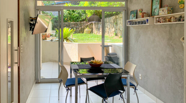 Imagem de copa com mesa de almoço e acesso a varanda
