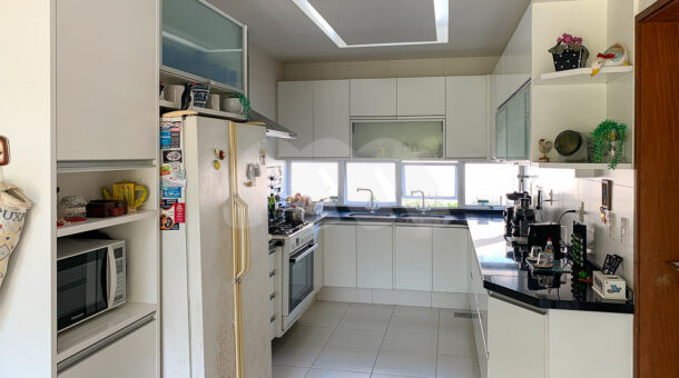Imagem de cozinha com moveis planejados e geladeira de duas portas de casa duplex a venda no itanhangá