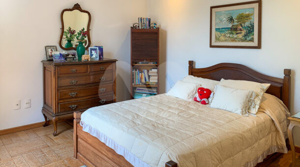 Imagem de quarto com cama e comoda e piso em taco de madeira da casa duplex à venda