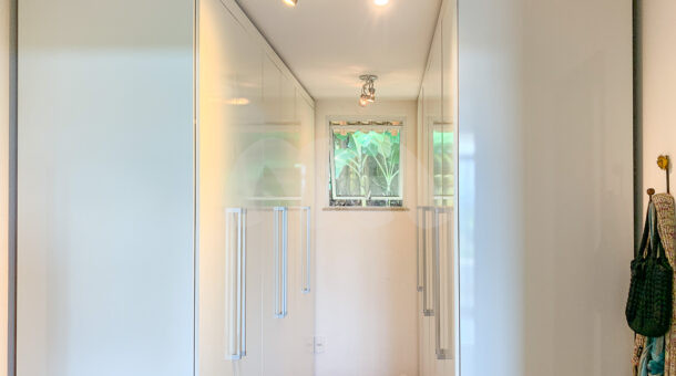 Imagem de closet com dois armários de casa duplex a venda