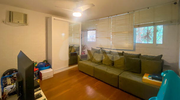 imagem da sala de estar da casa duplex próximo ao Gol Clube à venda no Itanhangá
