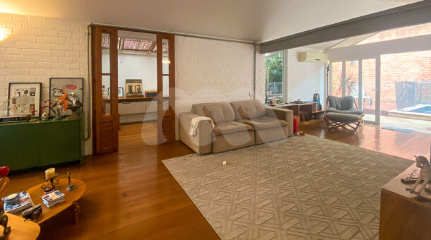 imagem da sala com piso de madeira da casa duplex próximo ao Gol Clube à venda no Itanhangá