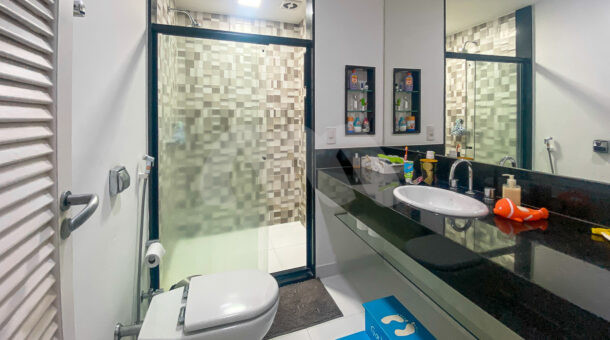 imagem do banheiro da primeira suite da casa duplex próximo ao Gol Clube à venda no Itanhangá