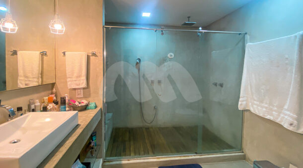 imagem do banheiro da suíte da casa duplex próximo ao Gol Clube à venda no Itanhangá