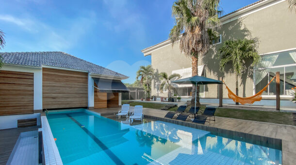 Imagem lateral da piscina da casa à venda no Verdes e Mar.