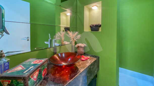Imagem do banheiro com vista para o banheiro verde da casa à venda em prestigioso condomínio.