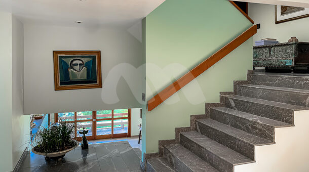 imagem da escada da casa excelente duplex em Itanhangá á venda