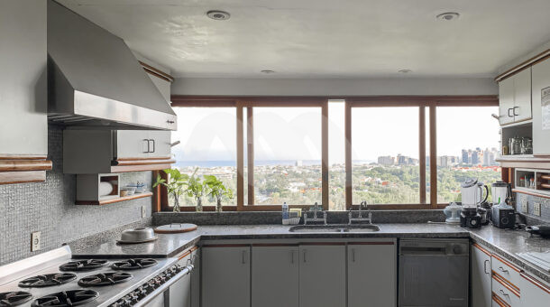 imagem da cozinha da casa excelente duplex em Itanhangá á venda
