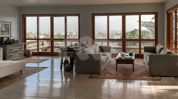 imagem da ampla sala da casa excelente duplex em Itanhangá á venda