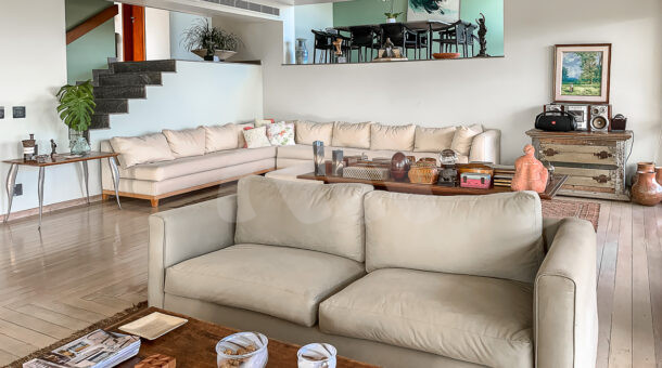 imagem da sala com sofás da casa excelente duplex em Itanhangá á venda